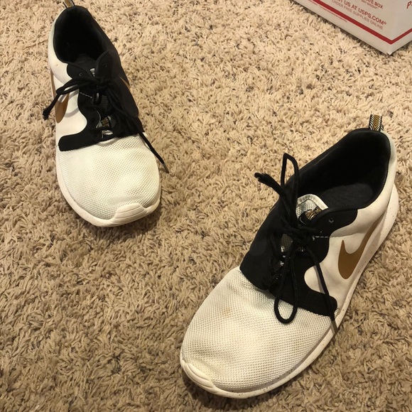 roshe run gold trophy